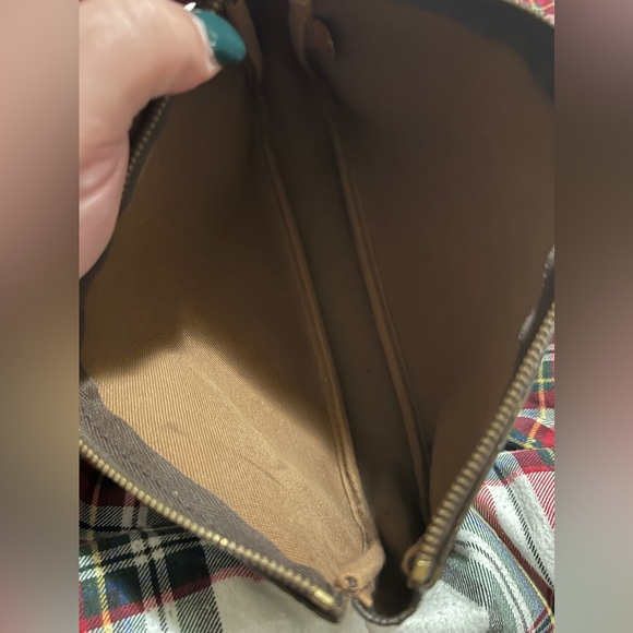 LV Pochette - Picture 7 of 7